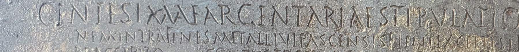 铜板首章章题与其下一行，行中可读出 intra fines metalli Vipascensis